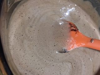 8、巧克力冰淇淋,再倒回牛奶蛋液里搅拌均匀。