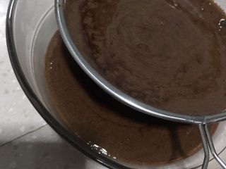 11、巧克力冰淇淋,过筛巧克力牛奶蛋液。