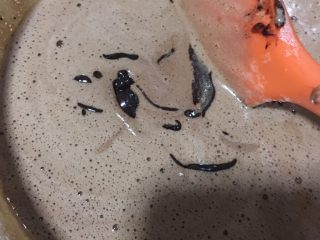 10、巧克力冰淇淋,加入可可牛奶蛋液搅拌均匀。