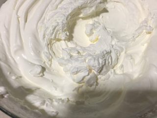 13、巧克力冰淇淋,奶油打发至干性发泡。