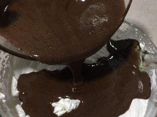 14、巧克力冰淇淋,倒入巧克力牛奶蛋液。