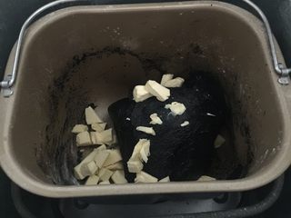 2、蟹柳土豆泥竹炭面包卷,和成面团后放入切小的黄油和成可以拉出薄膜的面团后,进行基础发酵