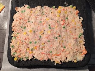 11、蟹柳土豆泥竹炭面包卷,烤好的面包稍冷却后翻面,均匀抹上馅料