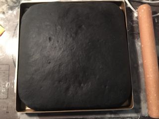 10、蟹柳土豆泥竹炭面包卷,烤箱预热好180度烤15分钟即可