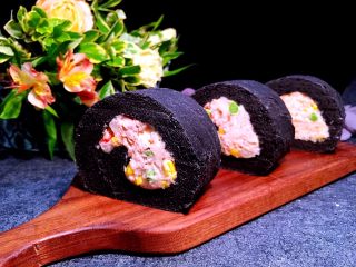 13、蟹柳土豆泥竹炭面包卷,切片即可