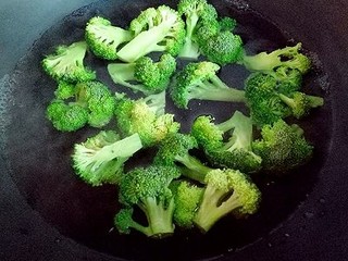 2、西蓝花焗虾仁,将西蓝花切小朵，之后焯水，锅中加入水，大火烧开后把切好的西蓝花加入，大火1-2分钟捞出立即过冷水。