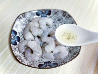 5、西蓝花焗虾仁,腌制虾仁，加入清水洗干净，加入料酒。