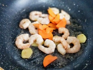 10、西蓝花焗虾仁,再加入切好的胡萝卜片。