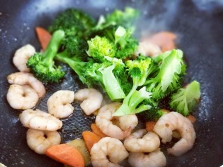 12、西蓝花焗虾仁,再把焯过水的西蓝花倒入。