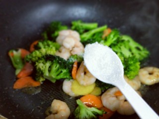 14、西蓝花焗虾仁,加入白砂糖翻炒均匀出锅。