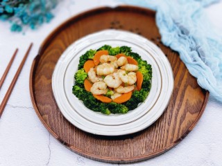 15、西蓝花焗虾仁,摆盘，把西蓝花摆放再盘子的外圈，将胡萝卜片摆放再西蓝花上面，围一圈，再把虾仁放入中间。(这一步可以省略哈～)