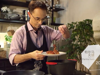 4、勃艮第红酒烩牛肉,锅中放入橄榄油，帕尔马火腿片炒至微焦后盛出