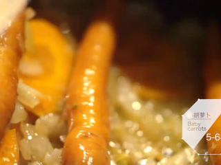 7、勃艮第红酒烩牛肉,放入欧洲小胡萝卜继续翻炒