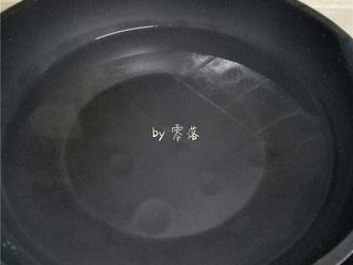 1、芒果西米露,锅里倒入清水烧开,水量要多一些;