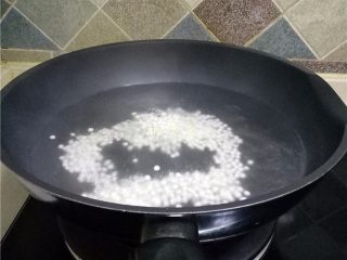 2、芒果西米露,放入西米煮至西米有点点白芯,关火;将西米焖至透明;