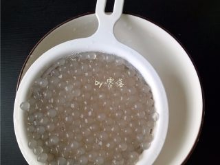 3、芒果西米露,捞出西米,用凉开水冲洗,直到西米无粘性;