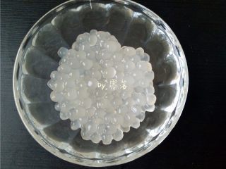 4、芒果西米露,将西米盛入杯子里;