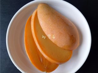 5、芒果西米露,芒果沿着芒果核切成3片,中间那片就是芒果核;