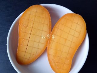 6、芒果西米露,在芒果肉上划格子刀,刀口深度要划到芒果皮;