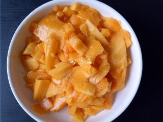 8、芒果西米露,将不完整的果肉,用勺子挖出来;