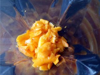 9、芒果西米露,将芒果肉放进料理杯里;