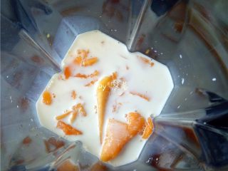 10、芒果西米露,倒入纯牛奶;