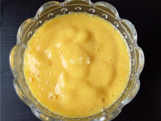 12、芒果西米露,倒入西米杯子里;