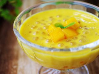 13、芒果西米露,拌匀后,面上装饰完整的芒果肉。【芒果西米露】做好啦。