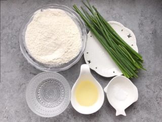 1、烫面葱饼～美味早餐葱饼,食材准备：面粉300g、食用油40g、开水155g、葱叶20g、盐2g、黑胡椒粉1g