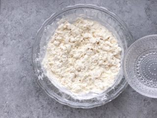 2、烫面葱饼～美味早餐葱饼,开水分多次倒入面粉中，用筷子搅拌成絮状，继续和面