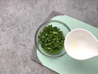 4、烫面葱饼～美味早餐葱饼,制作葱花陷：葱切小段加40g食用油