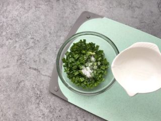 5、烫面葱饼～美味早餐葱饼,加盐2g