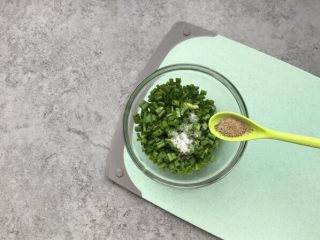 6、烫面葱饼～美味早餐葱饼,黑胡椒粉1g（不喜欢的可以不加）