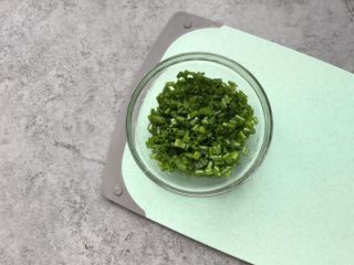 7、烫面葱饼～美味早餐葱饼,搅拌均匀备用