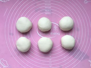 8、烫面葱饼～美味早餐葱饼,把面团分成6等份