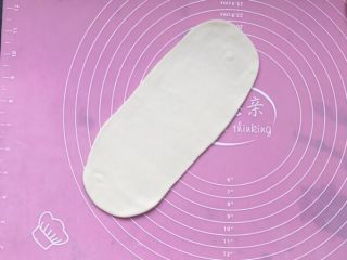 9、烫面葱饼～美味早餐葱饼,取一个面团用擀面棍擀至长条状