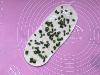 10、烫面葱饼～美味早餐葱饼,葱花陷均匀撒上