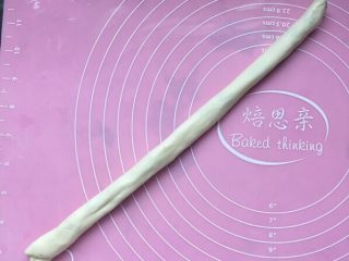 12、烫面葱饼～美味早餐葱饼,卷好，可以拉伸一点长度