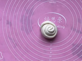 13、烫面葱饼～美味早餐葱饼,从一端卷起，最后把末端放葱饼坯底部