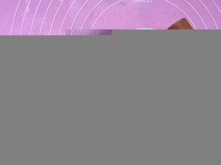 14、烫面葱饼～美味早餐葱饼,用手按压之后用擀面棍擀至薄片，尽量薄一点口感更佳哦