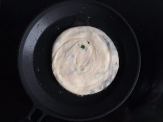 15、烫面葱饼～美味早餐葱饼,锅中放适量的油烧热，把葱饼放进去煎，中小火记得一定要多翻面，用木铲多拍几下葱饼，个人觉得这样做出来口感会更好吃！大火易糊口感也不好哦