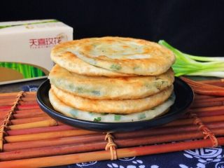 16、烫面葱饼～美味早餐葱饼,成品：乘热吃最好吃，香香的，外面有点酥脆可口