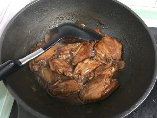 10、红烧翅中,最后几分钟注意观察，进行收汁。