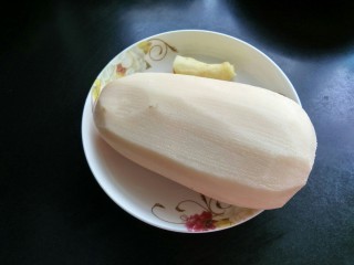 3、#感恩节食谱#   排骨藕汤,准备好藕和生姜，藕洗净去皮。