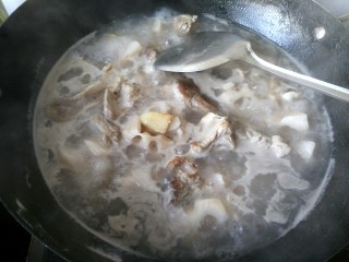 10、#感恩节食谱#   排骨藕汤,锅中倒入白开水，淹过排骨和藕，烧开后捞出浮沫。