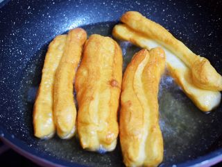 11、自制健康油条,中火炸至金黄色即可，不建议用小火，那样炸出来的油条口感会有点硬