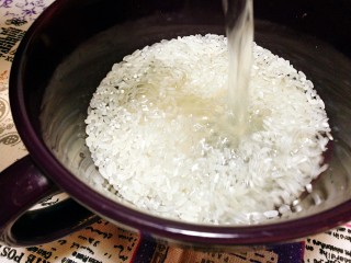 2、百合南瓜粥,淘洗