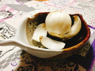 3、百合南瓜粥,百合掰开