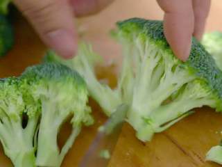 2、奶油炖菜,西兰花洗净去梗，花头部分分成小朵