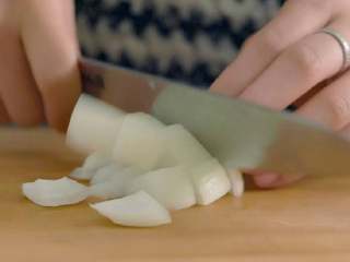 3、奶油炖菜,四分之一个洋葱切成小块